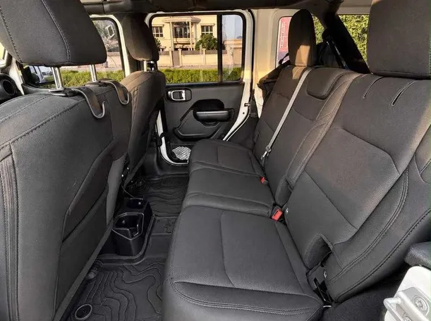 Car image 10