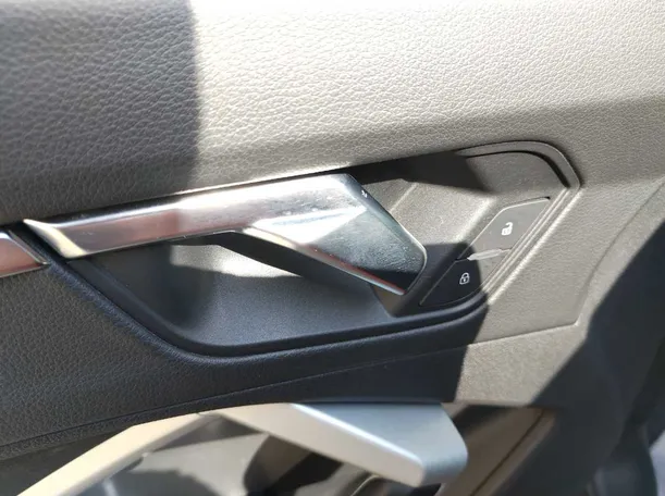 Car image 34