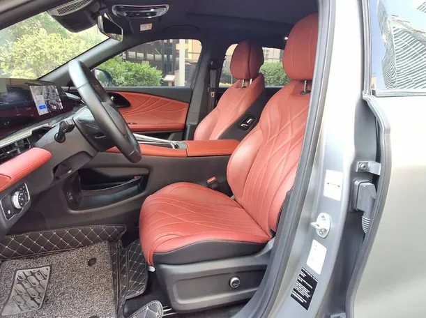 Car image 12