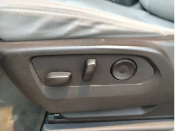 Car image 40