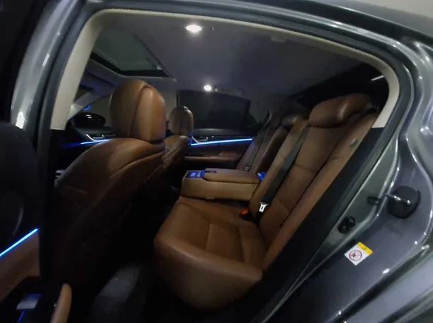 Car image 13