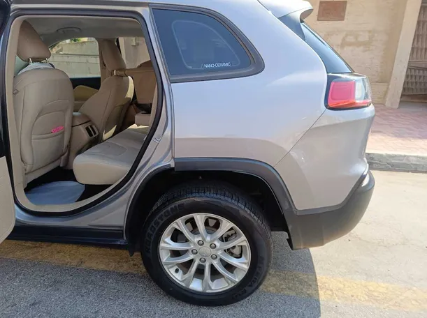 Car image 16