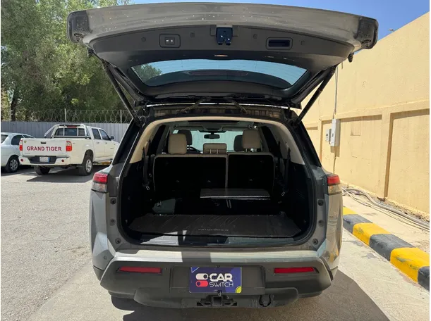 Car image 19