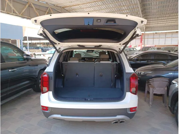 Car image 14