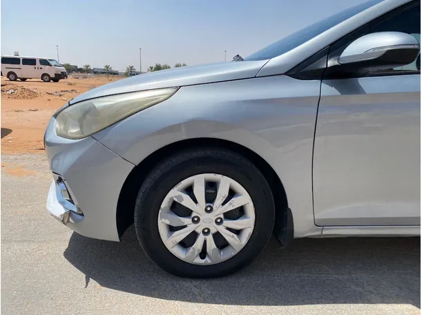 Car image 9