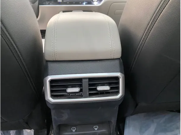 Car image 27