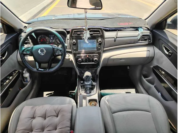 Car image 18