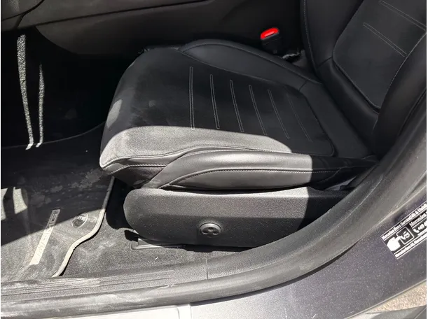 Car image 26