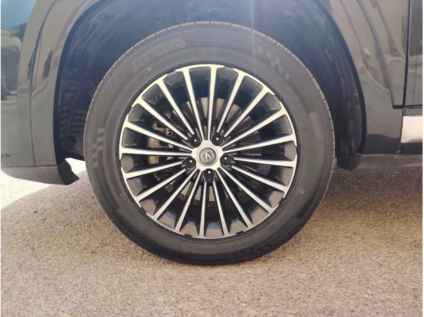 Car image 10