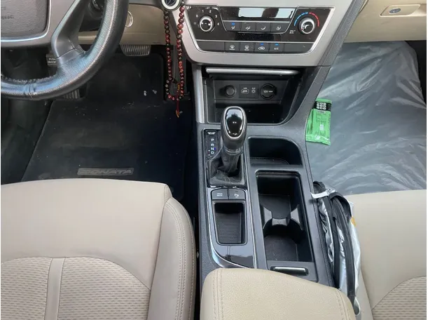 Car image 19