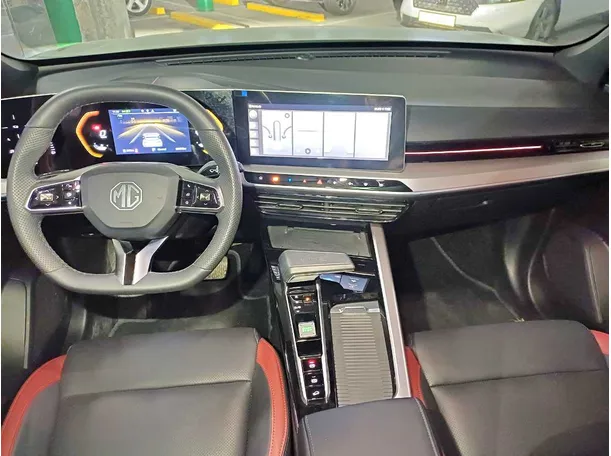 Car image 18