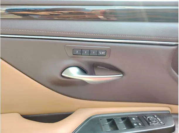 Car image 33