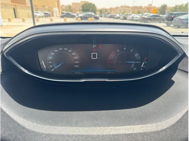 Car image 18