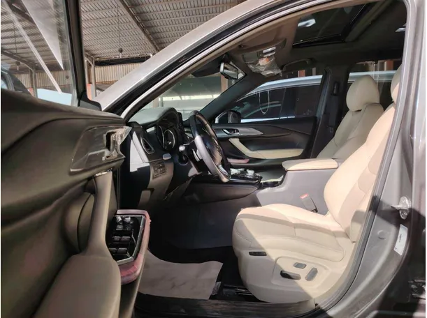 Car image 14