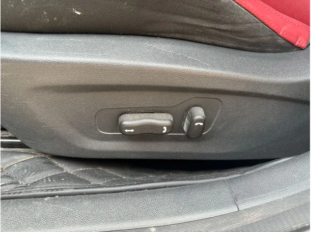 Car image 25