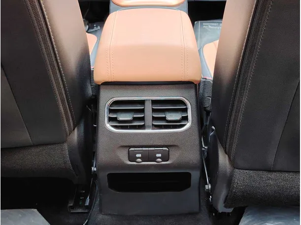 Car image 32
