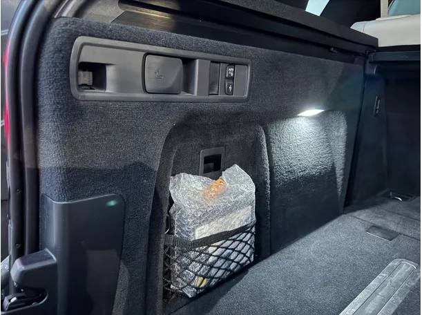 Car image 27