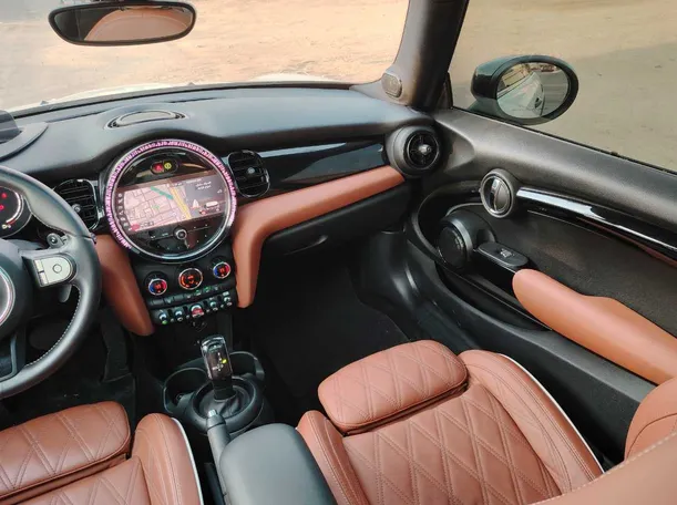 Car image 19