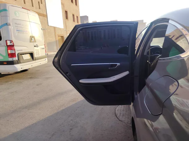 Car image 15