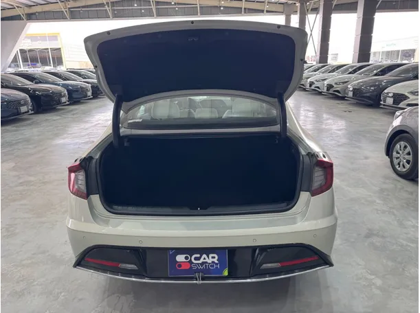 Car image 19