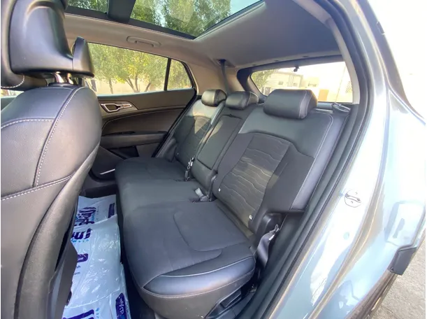 Car image 13