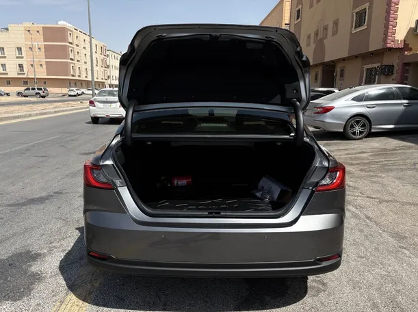 Car image 24