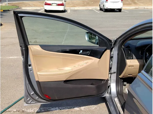 Car image 11