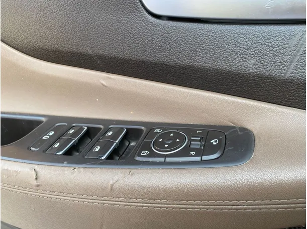 Car image 26