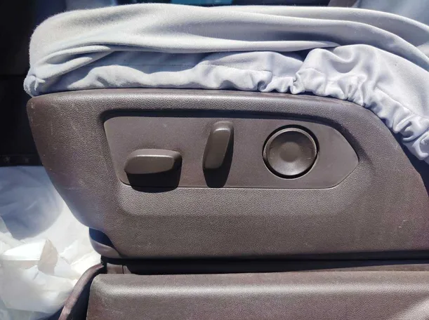 Car image 28