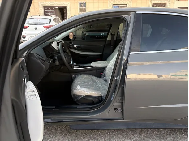 Car image 11