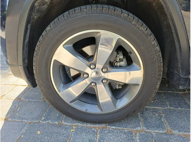 Car image 9