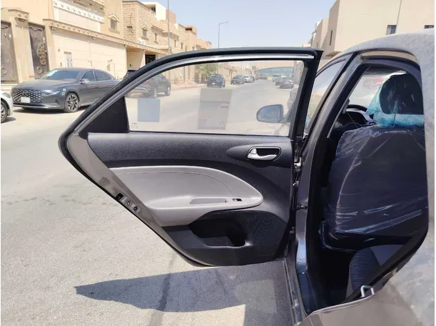 Car image 15