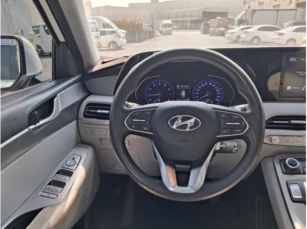 Car image 19
