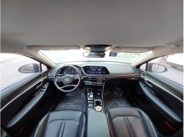 Car image 12