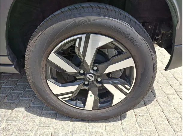 Car image 9