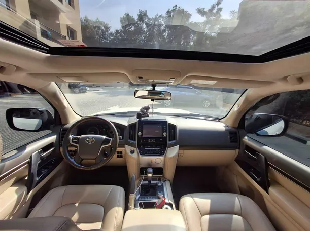 Car image 17