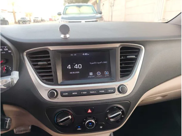 Car image 19