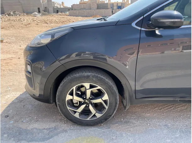 Car image 9
