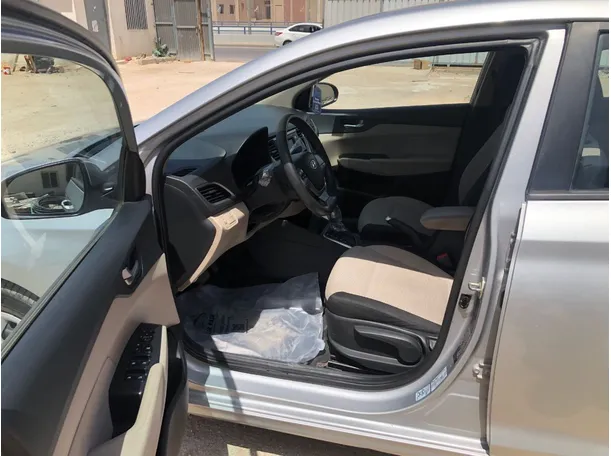 Car image 12