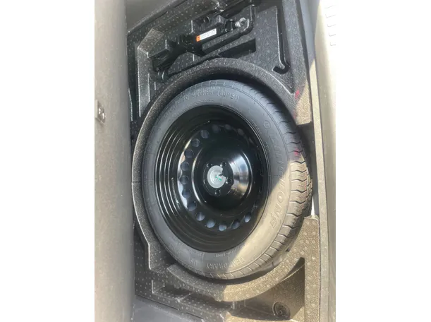 Car image 26