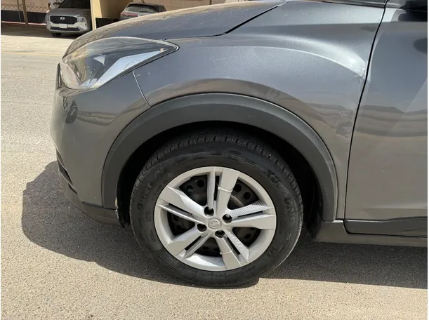 Car image 9