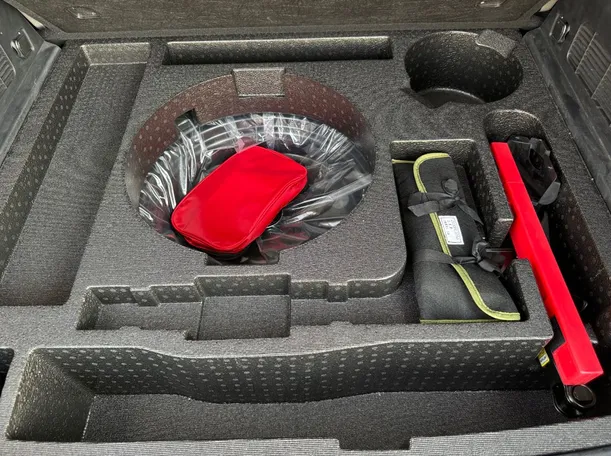 Car image 26