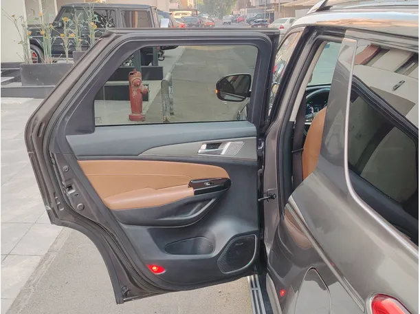 Car image 10
