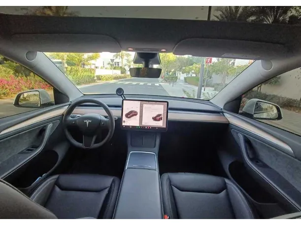 Car image 14