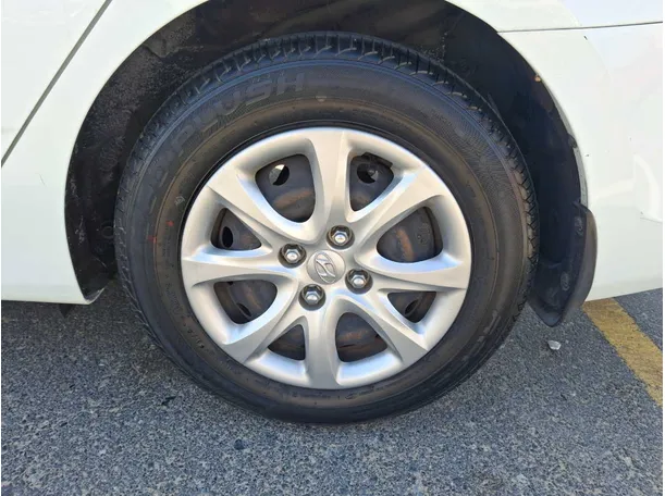 Car image 9