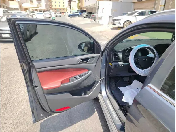 Car image 12