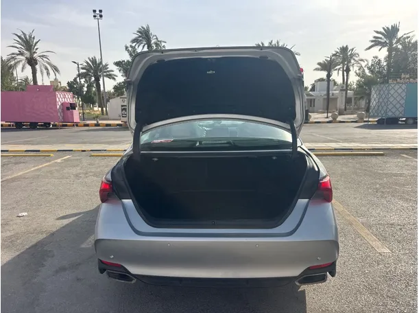 Car image 19