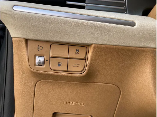 Car image 24