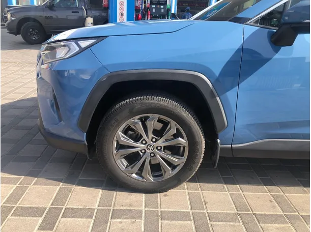 Car image 9