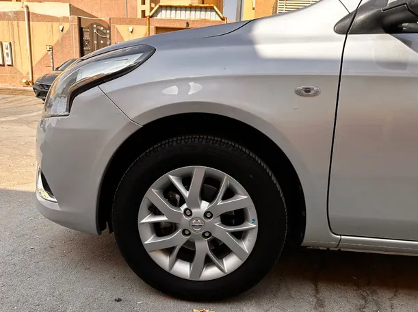 Car image 9
